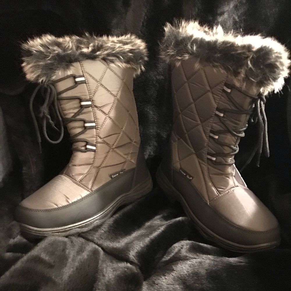 Women’s size 10 snow boots NIB